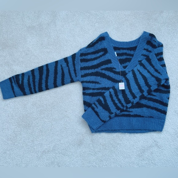 Victoria’s Secret Sweater - Picture 8 of 12